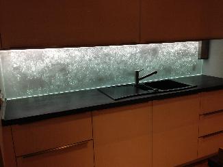 Anwendungsbeispiel für eine leuchtende Küchenrückwand. 