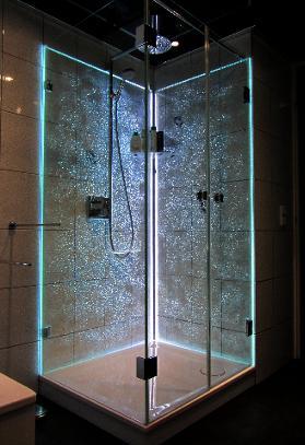 Dusche mit Glastrennwand leuchtent