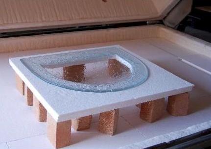 Ein Glaswaschbecken befindet sich nach dem Beheizen zur Abkühlung noch im Ofen