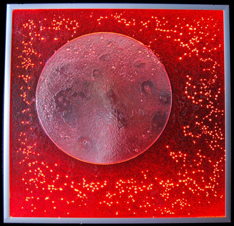 Flachglas mit einem Mond und Sternen. Das gesamt Objeckt leuchtet. Teile des Mondes und besonders die Sterne werden duch die Beleuchtung hervorgehoben. Farbe rot