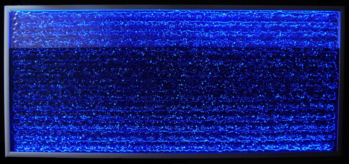 Flachglas mit Lichtwellen in der Farbe blau